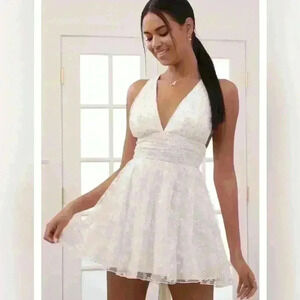 NWT Lulu's Plunge A-Line Daisies Size Large